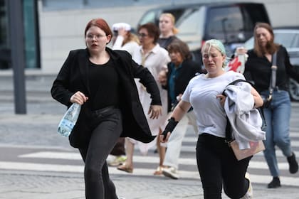 Personas salen corriendo durante la evacuación del centro comercial Fields, en Copenhague