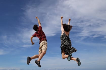 Personas saltando felices