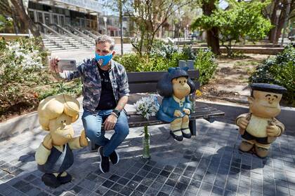 Personas se acercan a saludar a los personajes de Quino que se encuentran en la calle Arístides, de la Ciudad Capital, Mendoza