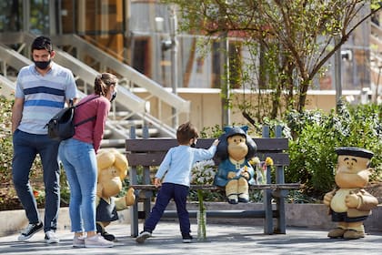 Personas se acercan a saludar a los personajes de Quino que se encuentran en la calle Arístides, de la Ciudad Capital, Mendoza