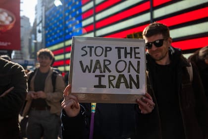Personas se reúnen en Times Square mientras el país reacciona a “operaciones de combate a gran escala” en Irán el 28 de febrero de 2026 en Nueva York