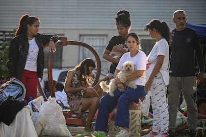 Personas se reúnen frente a viviendas dañadas tras un terremoto en Catia La Mar, estado de La Guaira