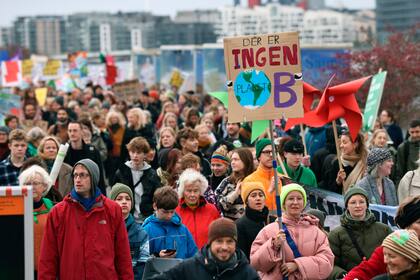 Personas se reúnen para una Marcha Climática del Pueblo en Copenhague, el sábado 6 de noviembre de 2021. (Olafur Steinar Gestsson/Ritzau Scanpix vía AP)