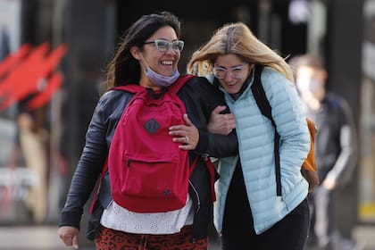 Personas sin barbijo en la ciudad tras el anuncio de esta mañana.