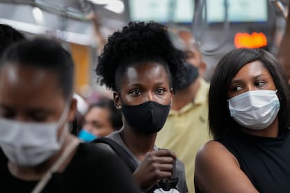 Personas usan mascarillas mientras caminan en una estación de metro en Sao Paulo, donde ya se detectaron casos de ómicron