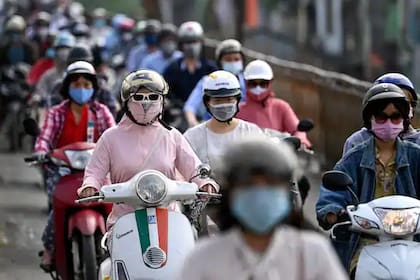 Personas utilizan barbijo como medida de prevención del Covid-19 en Hanói, Vietnam el 4 de mayo