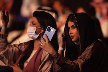 Personas vacunadas contra el Covid-19 asisten a un concierto del cantante saudí Mohammed Abdu en el Súper Domo, en Yeddah, Arabia Saudita