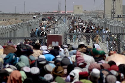 Personas varadas cruzando la frontera entre Pakistán y Afganistán, en Chaman, Pakistán