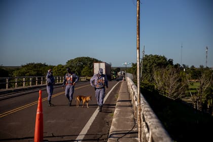 Personas varadas en la frontera entre Chaco y Formosa