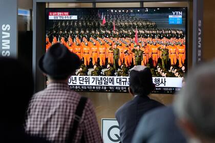 Personas ven por televisión un desfile militar realizado en Pyongyang, Corea del Norte, el jueves 9 de septiembre de 2021, en una estación de trenes de Seúl, Corea del Sur. (AP Foto/Ahn Young-joon)