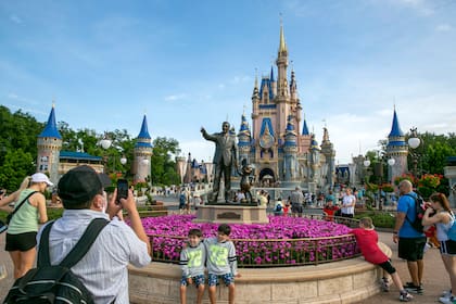 Personas visitan ek parque Magic Kingdom en Walt Disney World Resort en Lake Buena Vista, Florida, el 18 de abril de 2022. (AP Foto/Ted Shaffrey, Archivo)