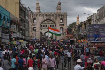 Personas visitan el monumento Charminar en Hyderabad, India, con motivo del aniversario de la independencia de la India, el 15 de agosto de 2022.  (Foto AP/Mahesh Kumar A.)