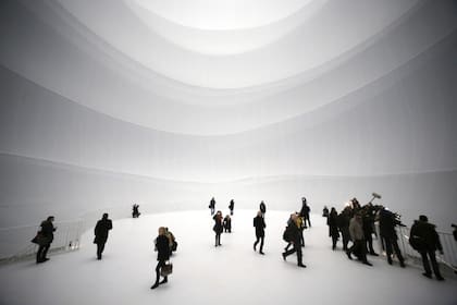Personas visitan las paredes transparentes de 90 metros en Alemania
