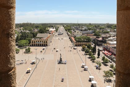 Perspectiva desde las torres neogóticas hacia la plaza Belgrano y la avenida Nuestra Señora de Luján, un eje de más de 900 metros proyectado para su renovación urbana de cara al tetracentenario de la ciudad en 2030