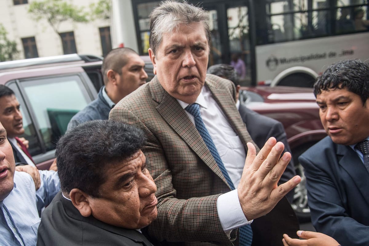 Perú: el expresidente Alan García se disparó cuando iban a detenerlo por corrupción y está internado