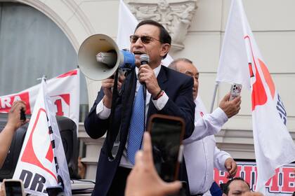 Perú: expresidente Vizcarra niega buscar asilo, dice estar listo para ir a prisión antes de condena