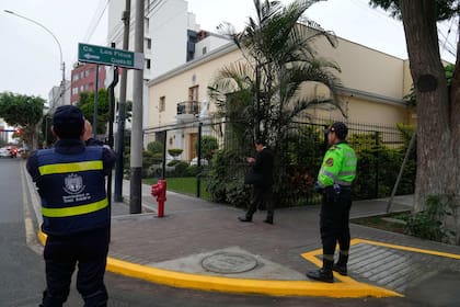 Perú: refuerza vigilancia a embajada de México que asila a exministra condenada por conspiración
