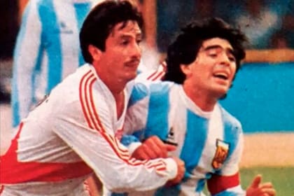 Luis Reyna hostiga a Diego Maradona en el partido del 23 de junio de 1985, en el estadio Nacional, de Lima; durante 76 minutos, la persecución del volante peruano fue implacable
