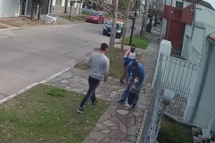 Pesadilla en Quilmes: dos ladrones arrinconaron a un hombre cuando paseaba con su hija de cuatro años