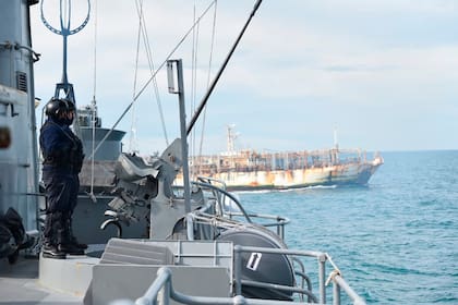 Un pesquero pasa frente a la posición de la corbeta Granville, en las cercanías del estrecho de Magallanes