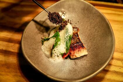 Pesca estacionada con acelga y beurre blanc
