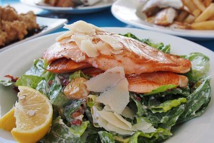 Pescado en ensalada fresca con naranjas carnosas
