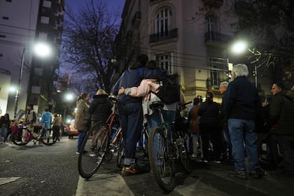 Pese a condena a Fernández, sus fieles derrochan fanatismo y nostalgia ante su casa en Buenos Aires