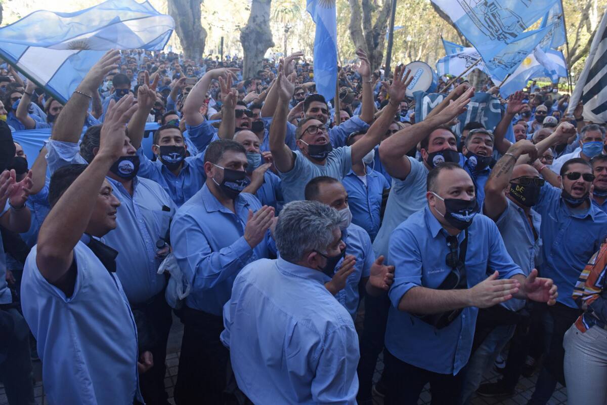 Pese a la cuarentena decretada para prevenir el coronavirus, una gran aglomeración de choferes se manifestó en las calles rosarinas