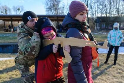 Pese a la distancia de la frontera con Rusia, en Leópolis se preparan para lo que pueda pasar