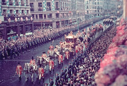Pese a la lluvia, tres millones de británicos coparon las calles de Londres para ver de cerca a su joven reina Isabel. En la imagen, el carruaje en Regents Street.
