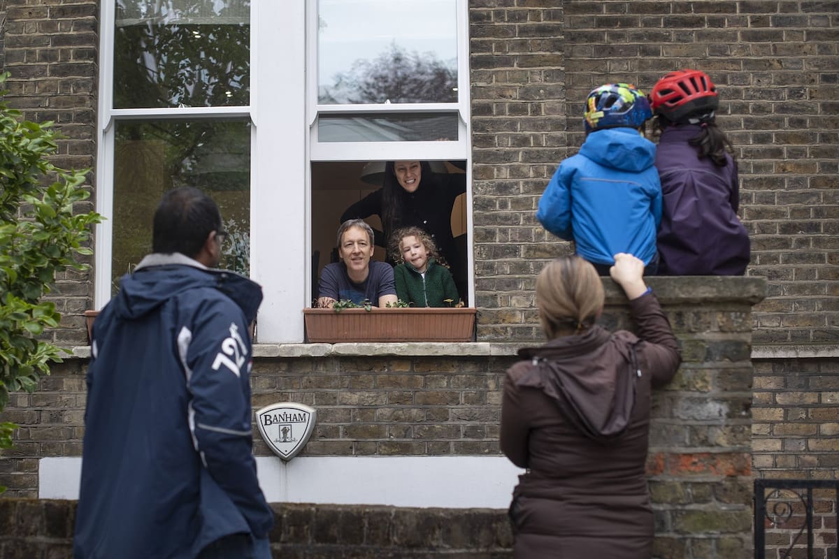 Pese a las críticas sobre la gestión, las encuestas favorecen al primer ministro, que reveló detalles de su paso por el hospital en el que estuvo cerca de la muerte