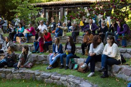 Pese a las largas distancias y lo errático de las políticas públicas, distintas iniciativas buscan fortalecer en las provincias un sector editorial menos dependiente del centralismo porteño. En la imagen, visitantes del Filba La Cumbre II, en marzo pasado, escuchan una conferencia en El Paraíso, la