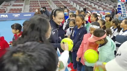 Pese a las nuevas pruebas de vida de Peng Shuai, la WTA insiste en que no está en libertad.