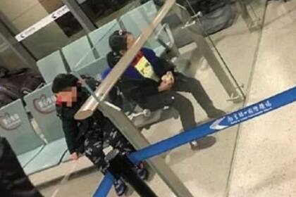 Pese a las quejas de otros pasajeros, los chicos finalmente pudieron subir al avión