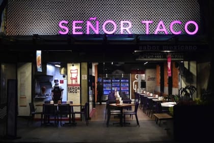 Pese a no existir cuarentena obligatoria, muchos restaurantes en Ciudad de México lucen prácticamente vacíos en los últimos días.