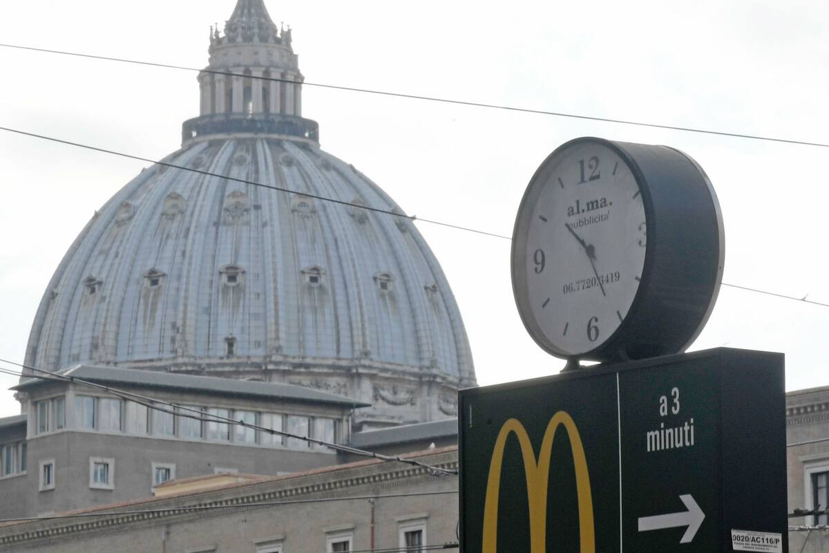 Pese a protestas, abre un McDonald''''s cerca del Vaticano