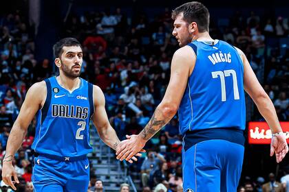 Pese a que ambos son bases, Facundo Campazzo compartió algunos minutos en la cancha con Luka Doncic, amigo de él y estrella de Dallas Mavericks que respalda al cordobés en su nueva franquicia de NBA.