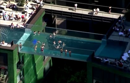 Pese a que la Sky Pool generó controversia entre los vecinos del complejo, la empresa de mantenimiento aseguró que fue utilizada por 90 personas en Nochebuena (Captura de video)