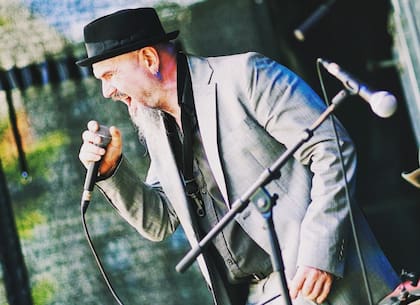 Pese a que Quique trabaja con la Ópera de Flandria y con los teatros más grandes de Bélgica, se define como callejero ya que proviene del punk y de la murga.