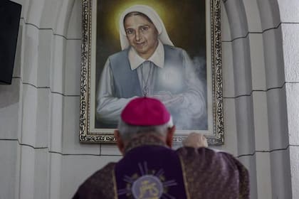 Pese a que sufrió discriminación por nacer sin un brazo y además le dificultó ingresar a la vida religiosa, la madre Rendiles siempre se valió por sí misma y hasta logró aprender carpintería.