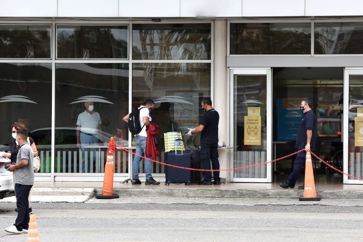 Pese a rumores por eventuales restricciones, 230 pasajeros, uruguayos y argentinos con residencia uruguaya, partieron este miércoles a Montevideo