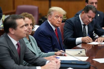Pese a sus problemas judiciales, Trump parece todavía imbatible en la interna republicana