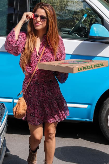 Pese a todo, Shakira intenta llevar una vida normal. El viernes 10 visitó la escuela de uno de sus hijos y compró pizza para los compañeros de curso.