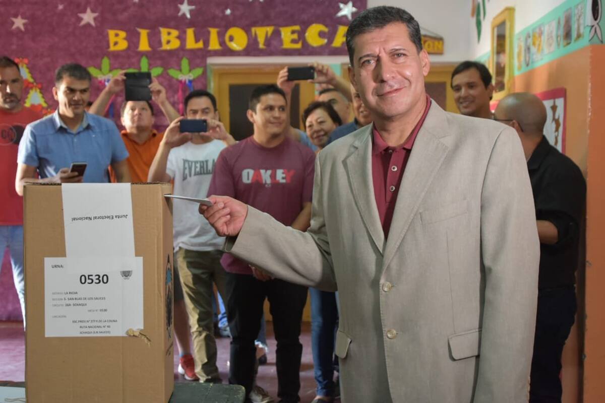 Pese al alto ausentismo, el gobernador Casas dijo que fue "una fiesta democrática"