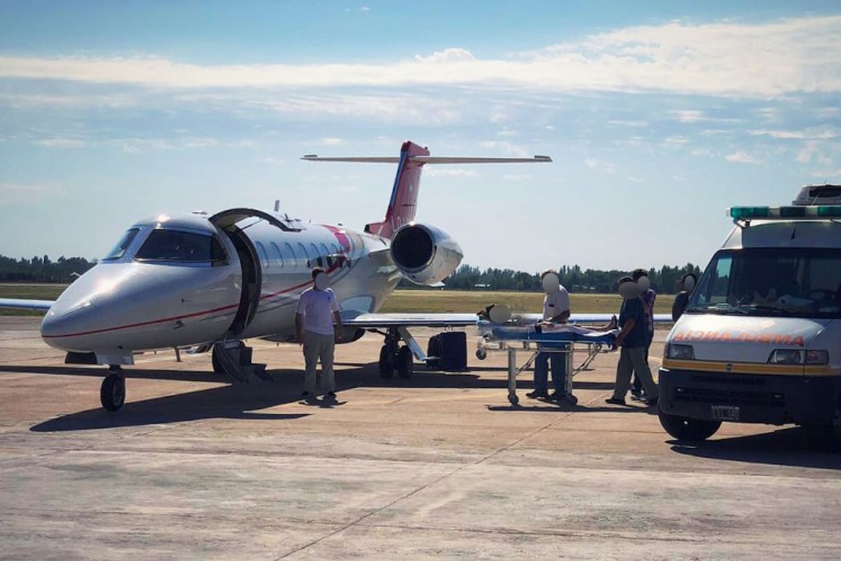 Pese al cepo y a la cuarentena, una caja de dólares voló a San Juan en un avión oficial