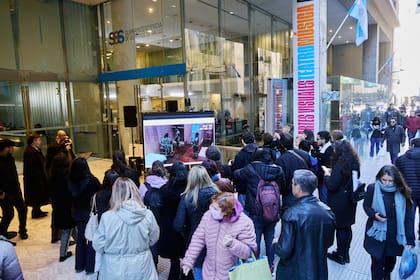 Pese al frío, decenas de personas se acercaron a ver la performance en Arthaus