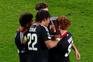 Pese al triunfo como visitante de Racing de Estrasburgo, Valentín Barco terminó el partido en medio de discusiones con su compañero Samir El Mourabet