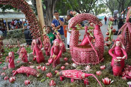 Pesebres tallados en rabanitos, en Oaxaca, México