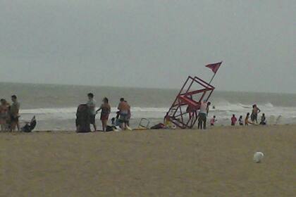 Hoy, el fuerte viento tiró uno de los puestos de los bañeros en la playa