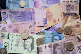 Peso mexicano avanza; perfora la barrera de los 17 por dólar